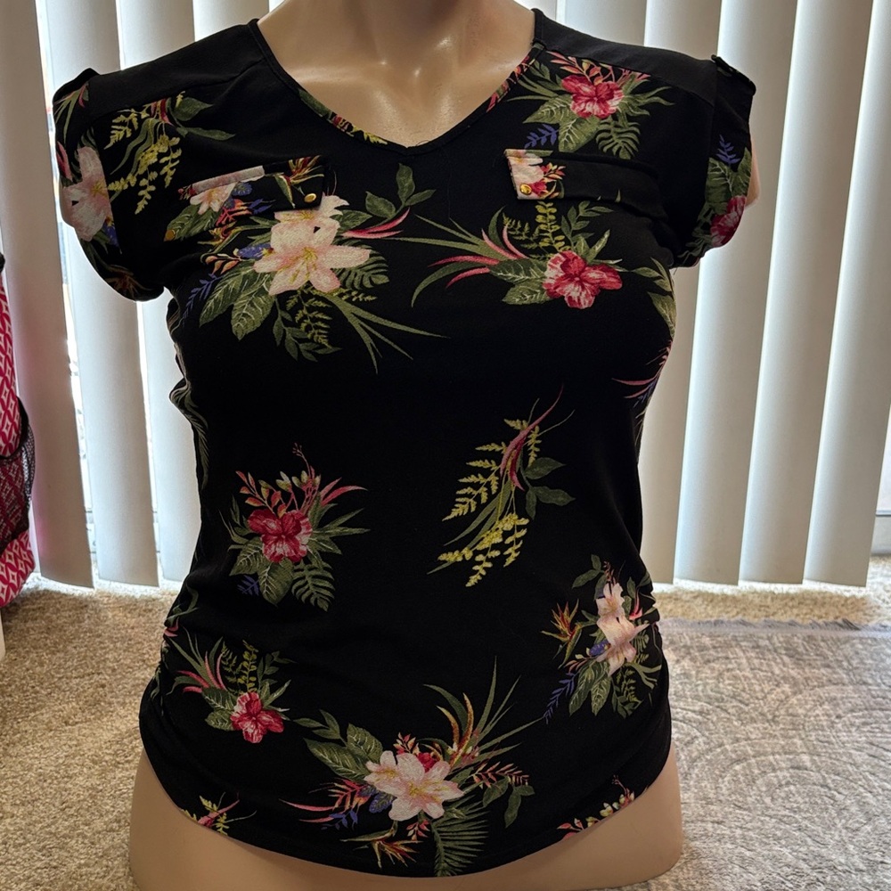 Wander Black Floral V-Neck Short Sleeve Top